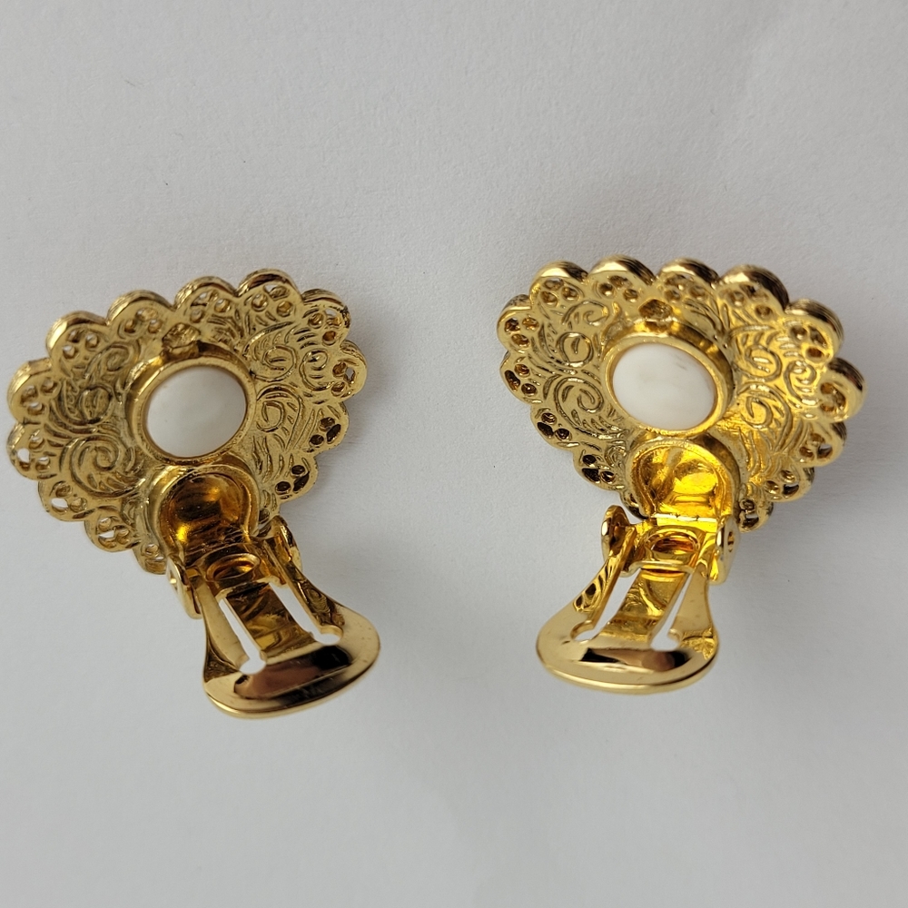 Vintage Gold Tone Filigree Victorian Heart Shaped Porcelain Rose Clip On Earring - Picture 5 of 7